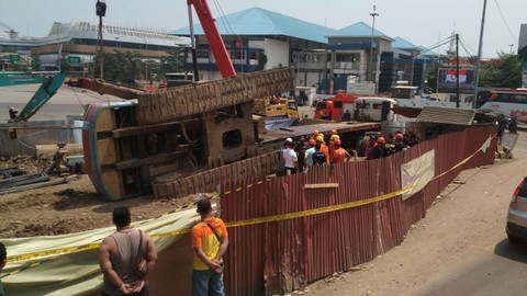 Suasana di lokasi kejadian seorang pekerja di Pelabuhan Merak, yang terjepit crane, Sabtu (12/8/2023). Foto: Dok. Polres Cilegon