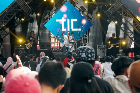 Penampilan TIC Band di panggung The 90s Festival 2023, di Gambir Expo Kemayoran, Jakarta, pada Sabtu (12/8/2023). Foto: Iqbal Firdaus/kumparan