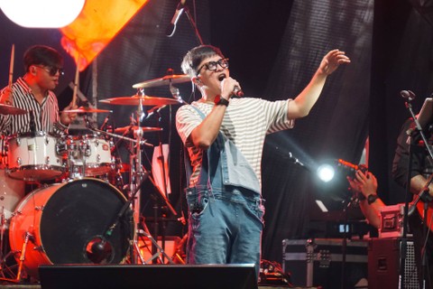 Vokalis DOT Band, Eza Yayang, tampil di panggung The 90s Festival, Kemayoran, Jakarta, Sabtu (12/8/2023). Foto: Iqbal Firdaus/kumparan