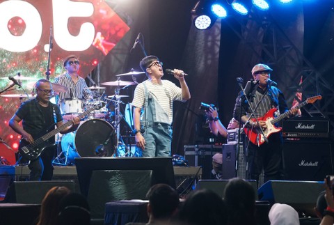 Penampilan DOT Band pada The 90's Festival, di Kemayoran, Jakarta, Sabtu (12/8/2023). Foto: Iqbal Firdaus/kumparan