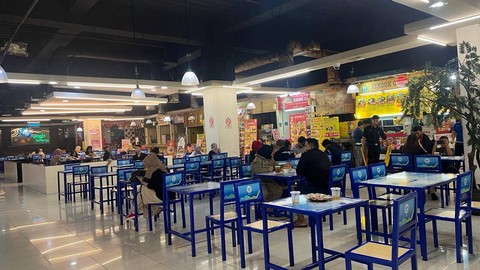 Suasana pujasera Blok M Square lantai 5 yang sepi ketika akhir pekan, Sabtu (12/8/2023).
Foto: Fariza Rizky Ananda/kumparan