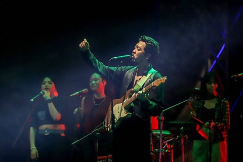 Pamungkas tampil menghibur penonton konser The Sounds Project 2023 di Ecopark Ancol, Jakarta, Sabtu (12/8/2023). Foto: Jamal Ramadhan/kumparan