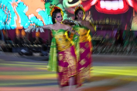 Sejumlah peserta penerima Beasiswa Seni Budaya Indonesia (BSBI) menari tarian tradisional Indonesia di Lapangan Banteng, Jakarta, Sabtu (12/8/2023). Foto: M Risyal Hidayat/ANTARA FOTO