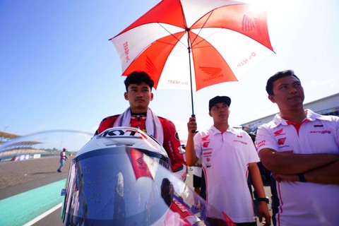 Pebalap Astra Honda Racing Team, Fadillah Arbi Aditama, di ajang balapan Asia Road Racing Championship 2023 di Sirkuit Mandalika, Lombok, Nusa Tenggara Barat, pada Sabtu (12/3). Foto: Dok. AHRT