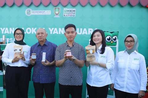 Menkop UKM Teten Masduki dan Wali Kota Solo Gibran Rakabuming Raka pada kegiatan Tokopedia live shopping yang digelar pada perayaan Hari UMKM Nasional Expo 2023 di Solo, Sabtu (12/8/2023). Foto: Dok. GoTo