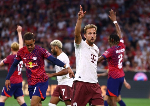 Harry Kane debut saat Bayern Muenchen vs RB Leipzig dalam pertandingan DFL Super Cup di Allianz Arena, Jerman, pada Minggu (13/8/2023) dini hari WIB. Foto: REUTERS/Kai Pfaffenbach