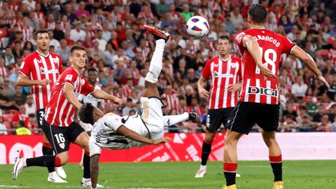 Aksi Rodrygo Goes saat laga Athletic Bilbao vs Real Madrid dalam pekan perdana Liga Spanyol 2023/24 di Stadion San Mames pada Minggu (13/8/2023) dini hari WIB. Foto: REUTERS/Vincent West