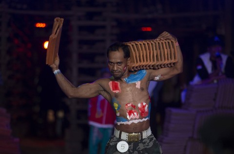 Peserta menunjukkan ototnya saat mengikuti kontes binaraga antar Jebor (buruh pabrik genting) Jatiwangi Cup Super Dedi Soya, Jatiwangi, Majalengka, Jawa Barat, Jumat (11/8/2023). Foto: Dedhez Anggara/ANTARA FOTO