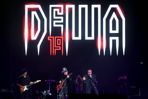 Personel band Dewa 19 Ahmad Dhani (tengah), Andra Ramadhan (kanan) dan Ari Lasso tampil pada konser Dewa 19 featuring All Stars - Stadium Tour di Stadion Utama Gelora Bung Karno, Jakarta, Sabtu (12/8/2023). Foto: Hafidz Mubarak A/ANTARA FOTO
