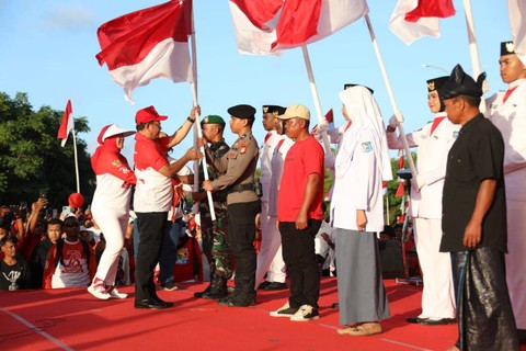 Mendagri Tito Karnavian menghadiri 'Gerakan Nasional Pembagian 10 Juta Bendera Merah Putih' di Bulukumba, Sulsel, Jumat (11/8/2023).  Foto: Kemendagri RI