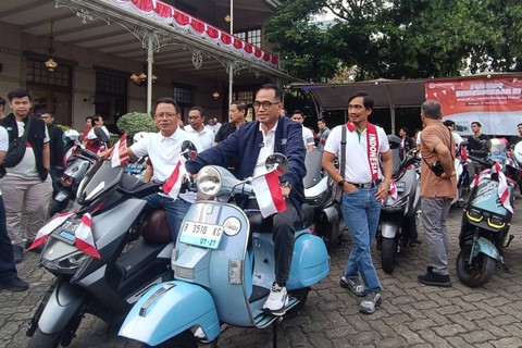 Menteri Perhubungan Budi Karya Sumadi memimpin konvoi motor listrik bersama Asosiasi Industri Sepeda Motor Listrik Indonesia (AISMOLI), Minggu (13/8/2023). Foto: Akbar Maulana/kumparan