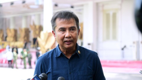 Deputi Bidang Protokol, Pers, dan Media Sekretariat Presiden, Bey Machmudin, memberikan keterangan kepada wartawan di Halaman Istana Merdeka, Jakarta Minggu (13/8/2023). Foto: Lukas/Biro Pers Sekretariat Presiden