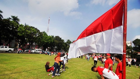 Sejumlah pegawai dinas di lingkungan Pemprov Sumsel yang mengikuti perlombaan bakiak di lapangan halaman gedung Pemprov Sumatera Selatan, Minggu (13/8) Foto: ary priyanto/urban id