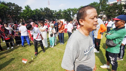 Keseruan lomba memasukkan pensil ke dalam botol yang diikuti sejumlah pegawai Pemprov Sumsel dalam rangka menyambut HUT ke-78 RI, Minggu (13/8) Foto: ary priyanto/urban id