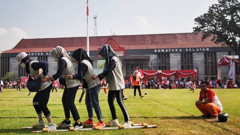 Sejumlah pegawai yang mengikuti kegiatan perlombaan bakiak menyambut perayaan HUT ke-78 RI, Minggu (13/8) Foto: ary priyanto/urban id