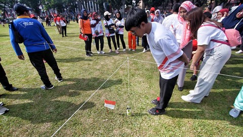 Keseruan suasana kegiatan perlombaan memasukkan pensil ke dalam botol yang diikuti ratusan pegawai Pemprov Sumsel, Minggu (13/8) Foto: ary priyanto/urban id