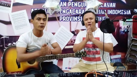 Kimas Muda, pencipta (kiri pembaca) dan Putra Ramadhan penyanyi  lagu Lampung, berjudul 'Penyampai Khasa'. | Foto: Ist