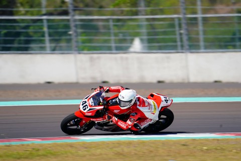 Pebalap Astra Honda Racing Team, Herjun Atna Firdaus, saat beraksi di Sirkuit Mandalika, Lombok, Nusa Tenggara Barat, dalam ajang Asia Road Racing Championship pada Sabtu (12/8). Foto: Dok. AHRT
