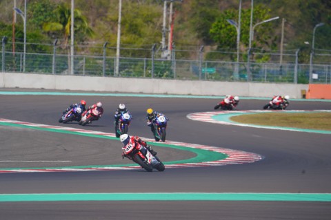 Pebalap Astra Honda Racing Team, Herjun Atna Firdaus, saat beraksi di Sirkuit Mandalika, Lombok, Nusa Tenggara Barat, dalam ajang Asia Road Racing Championship pada Sabtu (12/8). Foto: Dok. AHRT