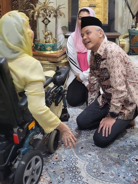 Capres Ganjar Pranowo mengunjungi kediaman istri Presiden ke-4 RI, Gus Dur. Foto: Dok. Istimewa
