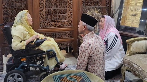 Capres Ganjar Pranowo mengunjungi kediaman istri Presiden ke-4 RI, Gus Dur. Foto: Dok. Istimewa