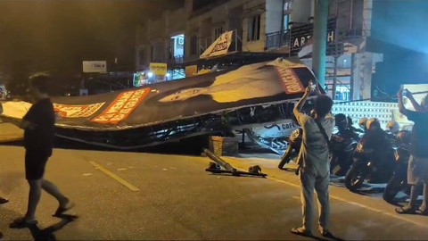 Papan reklame di Jalan P. Diponegoro Singkawang roboh. Foto: Rizki/Hi!Pontianak