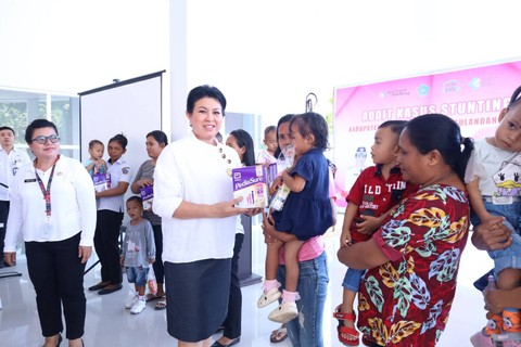Bupati Kepulauan Sitaro, Evangelian Sasingen, membagikan bantuan susu dan makanan bergizi dalam rangka pengentasan stunting di Kabupaten Sitaro.