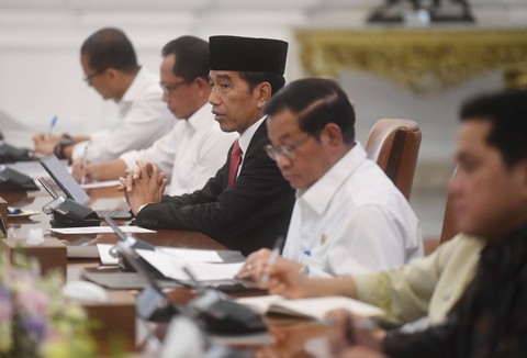 Presiden Joko Widodo (tengah) didampingi Seskab Pramono Anung (kedua kanan), Menteri BUMN Erick Thohir (kanan), Menparekraf Sandiaga Uno (kiri) dan Mendagri Tito Karnavian (kedua kiri) memimpin rapat terbatas di Istana Merdeka, Jakarta, Senin (14/8). Foto: Akbar Nugroho Gumay/Antara Foto