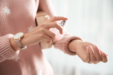 Ilustrasi perempuan menyemprotkan parfum yang sesuai dengan outfit. Foto: Shutterstock
