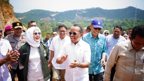 Menteri Investasi/Kepala BKPM Bahlil Lahadalia mengunjungi kawasan yang akan menjadi lokasi pembangunan pabrik kaca terintegrasi di Kawasan Rempang, Batam, Minggu (13/8/2023). Foto: Dok. BKPM