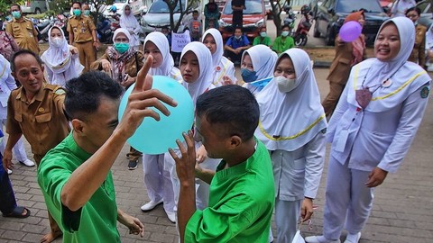 Sejumlah pasien bersama tenaga kesehatan di RSJ Ernaldi Bahar Sumatera Selatan menggelar berbagai lomba untuk merayakan HUT ke-78 RI di area rumah sakit, Selasa (15/8) Foto: ary priyanto/urban id