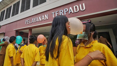 Sejumlah pasien ODGJ turut merayakan HUT ke-78 RI dengan ikut serta pada lomba joget balon yang digagas pihak RSJ Ernaldi Bahar Sumsel, Selasa (15/8) Foto: ary priyanto/urban id