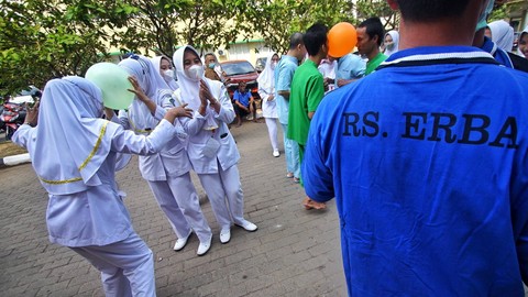 Sejumlah nakes bersama pasien ODGJ di RSJ Ernaldi Bahar Sumsel turut merayakan HUT ke-78 RI, Selasa (15/8) Foto: ary priyanto/urban id