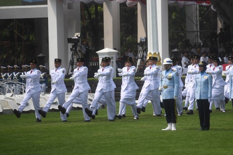 Paskibraka berjalan dalam barisan saat gladi bersih Upacara Peringatan HUT ke-78 RI di halaman Istana Merdeka, Jakarta, Selasa (15/8/2023).  Foto: Akbar Nugroho Gumay/ANTARA FOTO