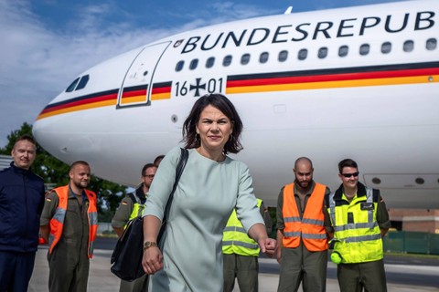 Menteri Luar Negeri Annalena Baerbock berjalan melalui bandara pangkalan udara setelah kedatangannya dari New York, di Bonn, Jerman, pada 18 Juli 2023. Foto: Michael Kappeler/via AP