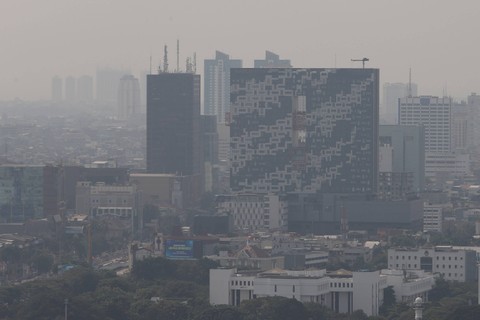 Kondisi polusi udara di Jakarta dilihat dari ketinggian pada Selasa (15/8/2023). Foto: Jamal Ramadhan/kumparan