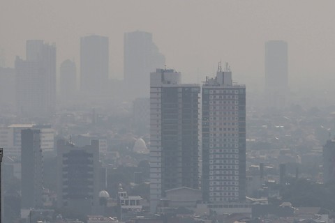 Kondisi polusi udara di Jakarta dilihat dari ketinggian pada Selasa (15/8/2023). Foto: Jamal Ramadhan/kumparan