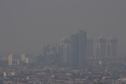 Kondisi polusi udara di Jakarta dilihat dari ketinggian pada Selasa (15/8/2023). Foto: Jamal Ramadhan/kumparan