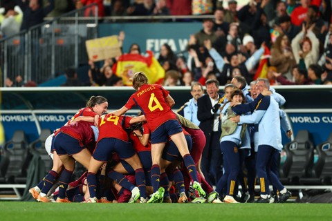 Selebrasi pemain Timnas Wanita Spanyol usai mencetak gol ke gawang Timnas Wanita Swedia pada pertandingan semifinal Piala Dunia Wanita 2023 di Eden Park, Auckland, Selandia Baru, Selasa (15/8/2023).   Foto: Molly Darlington/REUTERS