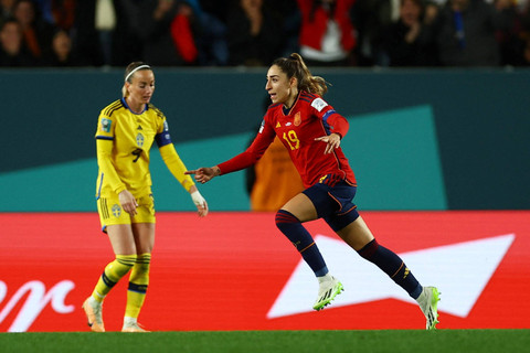 Pemain Timnas Wanita Spanyol Olga Carmona mencetak gol ke gawang Timnas Wanita Swedia pada pertandingan semifinal Piala Dunia Wanita 2023 di Eden Park, Auckland, Selandia Baru, Selasa (15/8/2023).   Foto: Hannah McKay/REUTERS