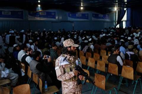 Tentara Taliban berjaga-jaga pada upacara peringatan kedua pengambilalihan Kabul oleh Taliban di Kabul, Afghanistan, Selasa (15/8/2023). Foto: Ali Khara/Reuters