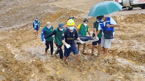 Tim penyelamat membawa jenazah korban longsor di tambang batu giok Myanmar, di Hpakant, Negara Bagian Kachin, Myanmar, Selasa (15/8/2023). Foto: Reuters