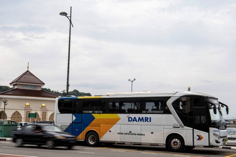 Bus Angkutan Lintas Batas Negara (ALBN) Damri dengan rute trayek Pontianak-Sarawak-Brunei Darussalam tiba di Jalan McArthur, Bandar Seri Begawan, Brunei Darussalam, Selasa (15/8/2023). Foto: Nova Wahyudi/ANTARA FOTO