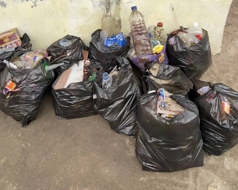 Pengumpulan sampah oleh Tim KKN-PPM UGM Kita Kaimana bersama anak-anak Kampung Namatota