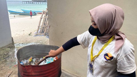 Proses pemasakan sampah plastik untuk dibuat Eco-Batako sebagai bahan bangunan oleh Tim KKN-PPM UGM Kita Kaimana