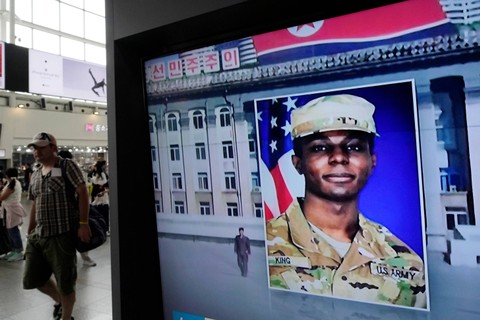 Sebuah layar TV menampilkan gambar tentara Amerika Travis King selama program berita di Stasiun Kereta Api Seoul di Seoul, Korea Selatan. Foto: Ahn Young-joon/AP Photo