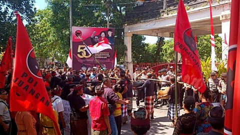 Ribuan simpatisan dari Ketua PAC PDIP Kediri I Nyoman Mulyadi mengeruduk kantor DPD PDIP di Jalan Banteng Baru, Kota Denpasar, Rabu (16/8/2023). Foto: Denita BR Matondang/kumparan