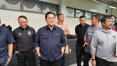 Ketua Umum PSSI, Erick Thohir (ketiga dari kiri), saat menghadiri seleksi Timnas U-17 Indonesia di Lapangan A Gelora Bung Karno, Senayan, Jakarta, Rabu (16/8). Foto: Jodi Hermawan/kumparan