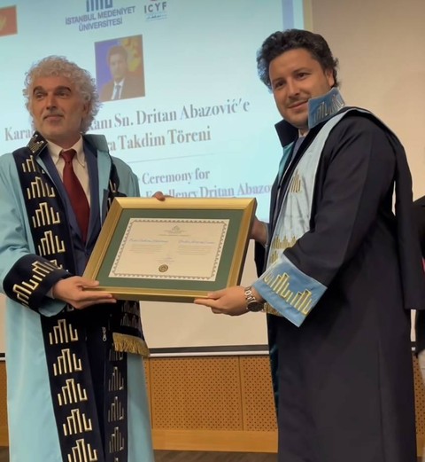 PM Montenegro pada saat menerima penghargaan honoris causa dari rektor İstanbul Medeniyet Üniversitesi - sumber : penulis