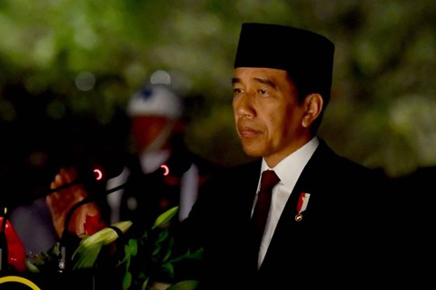 Presiden Jokowi memimpin apel kehormatan dan renungan suci di Taman Makam Pahlawan (TMP) Nasional Utama Kalibata, Jakarta, pada Kamis (17/8/2023) tepat pukul 00.00 WIB. Foto: Rusman/Biro Pers Sekretariat Presiden